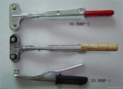 Magnetic rammed safe pliers